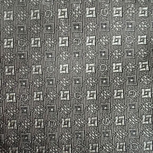 Gucci Men's Silk Necktie 3.5” Wide Silver Geometric Pattern Made in Italy - Picture 4 of 5
